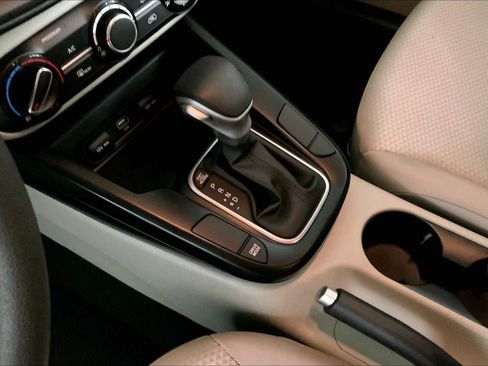Used 2025 Kia Soul LX w/ LX Technology Package FWD image 17