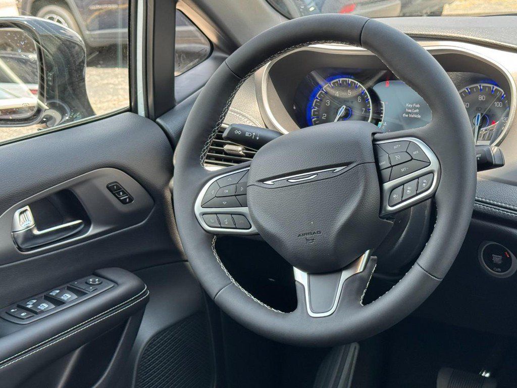 New 2027 Chrysler Pacifica Select FWD image 10