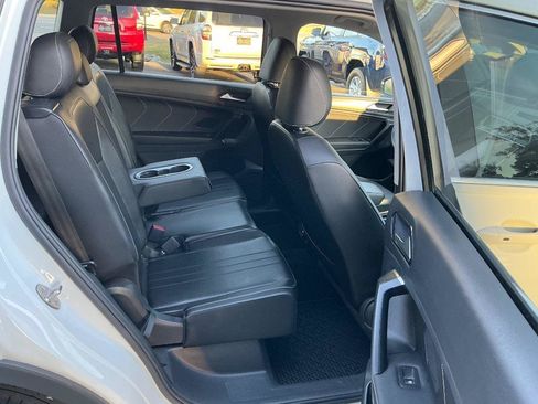 Used 2022 Volkswagen Tiguan SE w/ Panoramic Sunroof Package FWD image 12