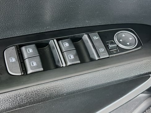 Used 2025 Kia Soul LX w/ LX Technology Package FWD image 15