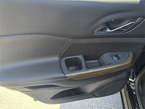 Used 2022 GMC Acadia SLE image 14