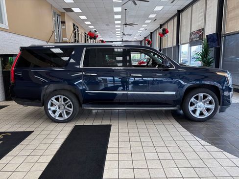 Used 2017 Cadillac Escalade ESV Luxury image 16