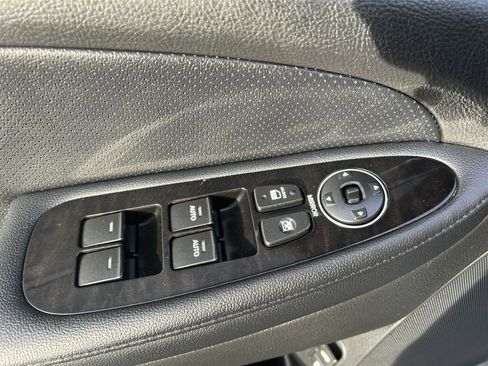 Used 2014 Hyundai Genesis 3.8 image 12