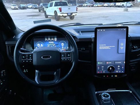 Used 2022 Ford Expedition Max Limited image 14