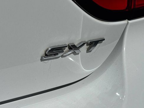 Used 2018 Dodge Charger SXT RWD image 12