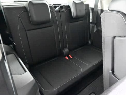 Used 2024 Volkswagen Tiguan SE image 14