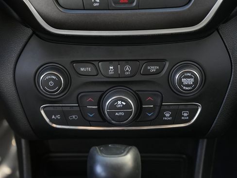 Used 2019 Jeep Cherokee Trailhawk w/ Cold Weather Group image 41