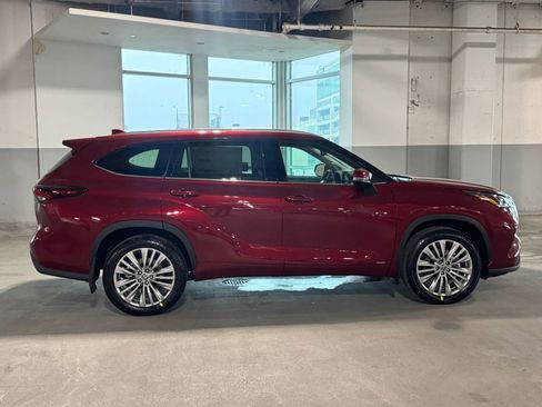 New 2026 Toyota Highlander Platinum image 10
