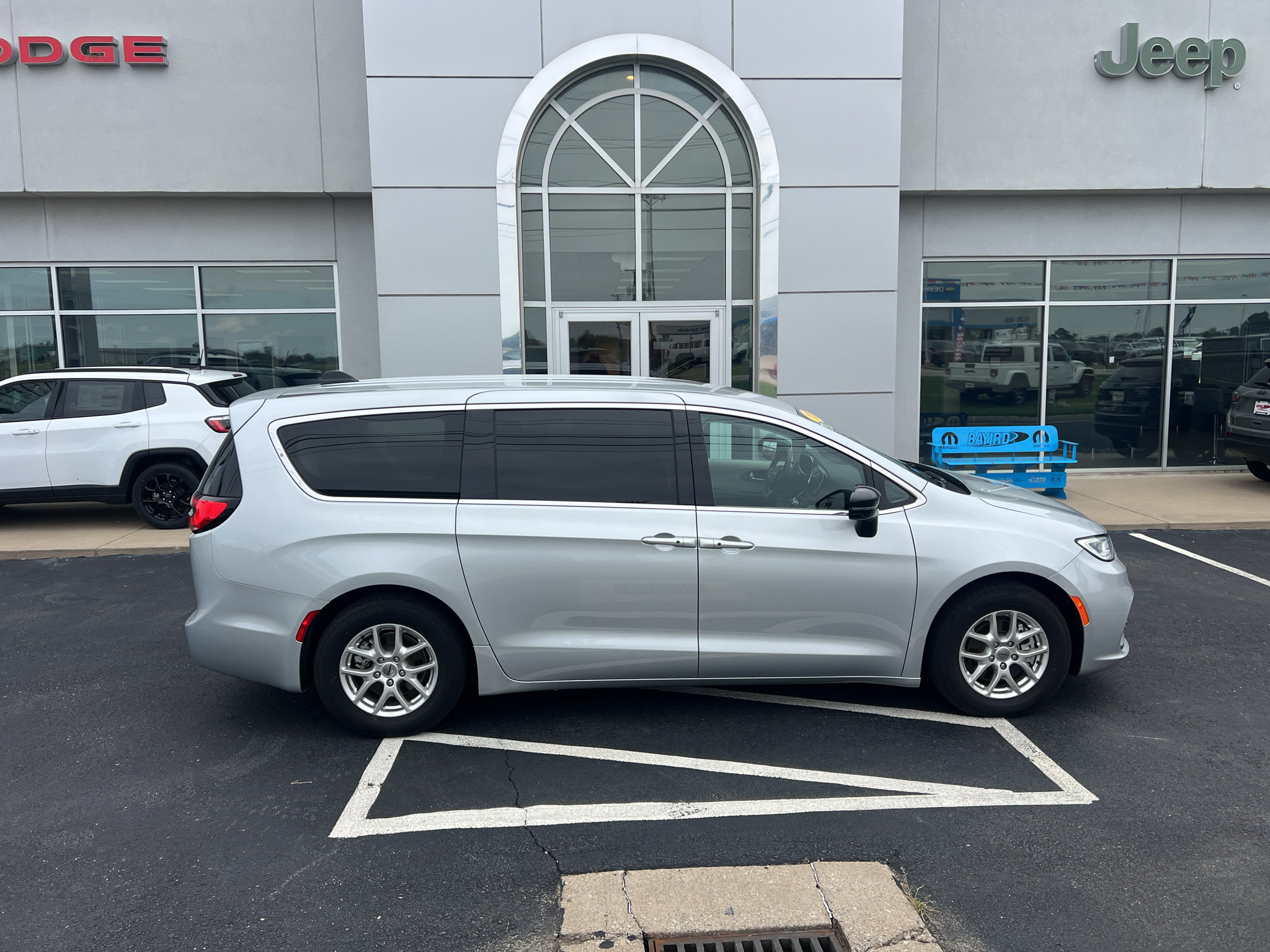 Used 2024 Chrysler Pacifica Touring-L FWD image 7