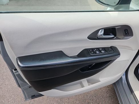 Used 2023 Chrysler Pacifica Touring-L FWD image 10