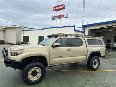 Used 2017 Toyota Tacoma TRD Off-Road image 18
