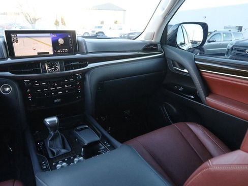 Used 2021 Lexus LX 570 4WD w/ Luxury Package image 32