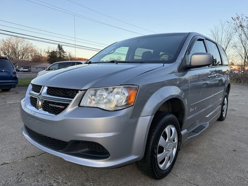 Used 2015 Dodge Grand Caravan SXT image 2