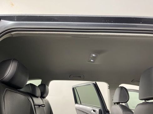 Used 2023 Volkswagen Tiguan SE image 46