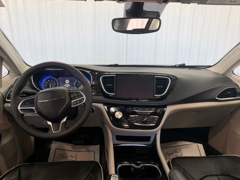 Used 2024 Chrysler Pacifica Limited FWD image 4