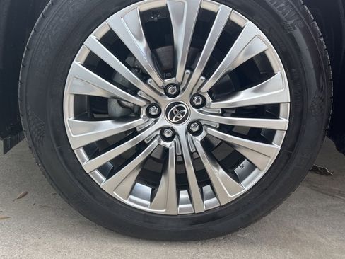 Used 2023 Toyota Venza Limited AWD/4WD image 19