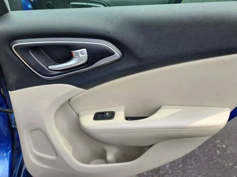 Used 2017 Chrysler 200 Limited Platinum FWD image 18