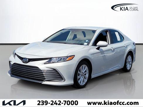 Used 2022 Toyota Camry LE FWD image 3