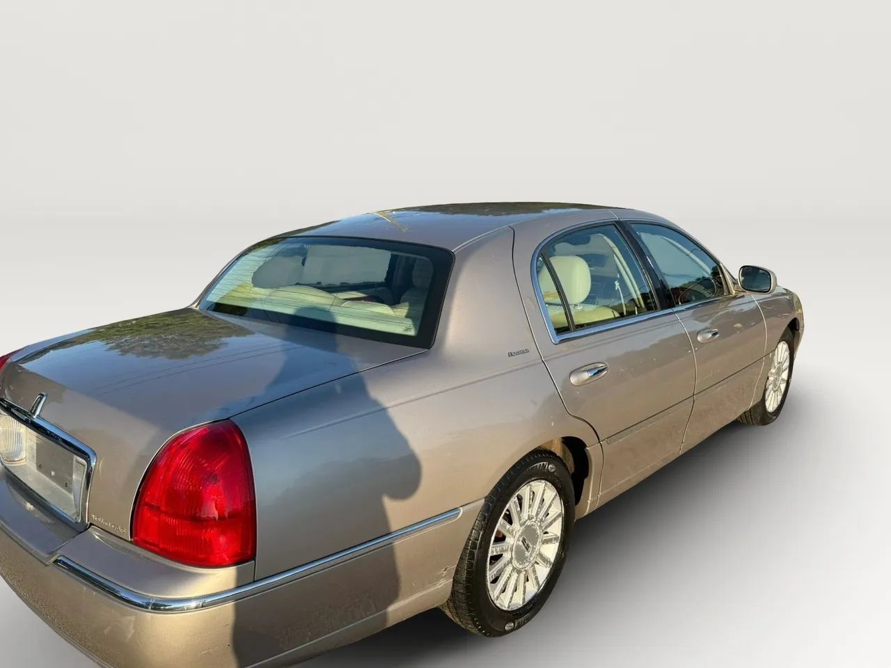 Used 2003 Lincoln Town Car Executive RWD image 3