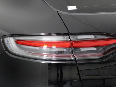 Used 2025 Porsche Macan image 21