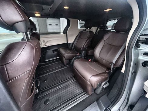 Used 2023 Toyota Sienna Platinum FWD image 12