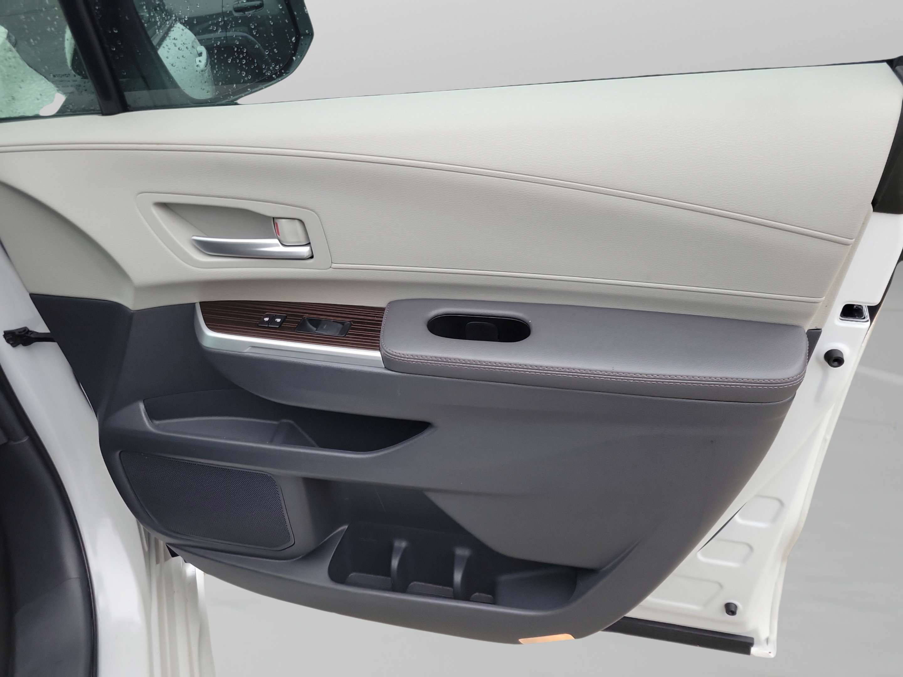 Certified 2024 Toyota Sienna XLE FWD image 24