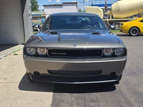 Used 2009 Dodge Challenger SE RWD image 2