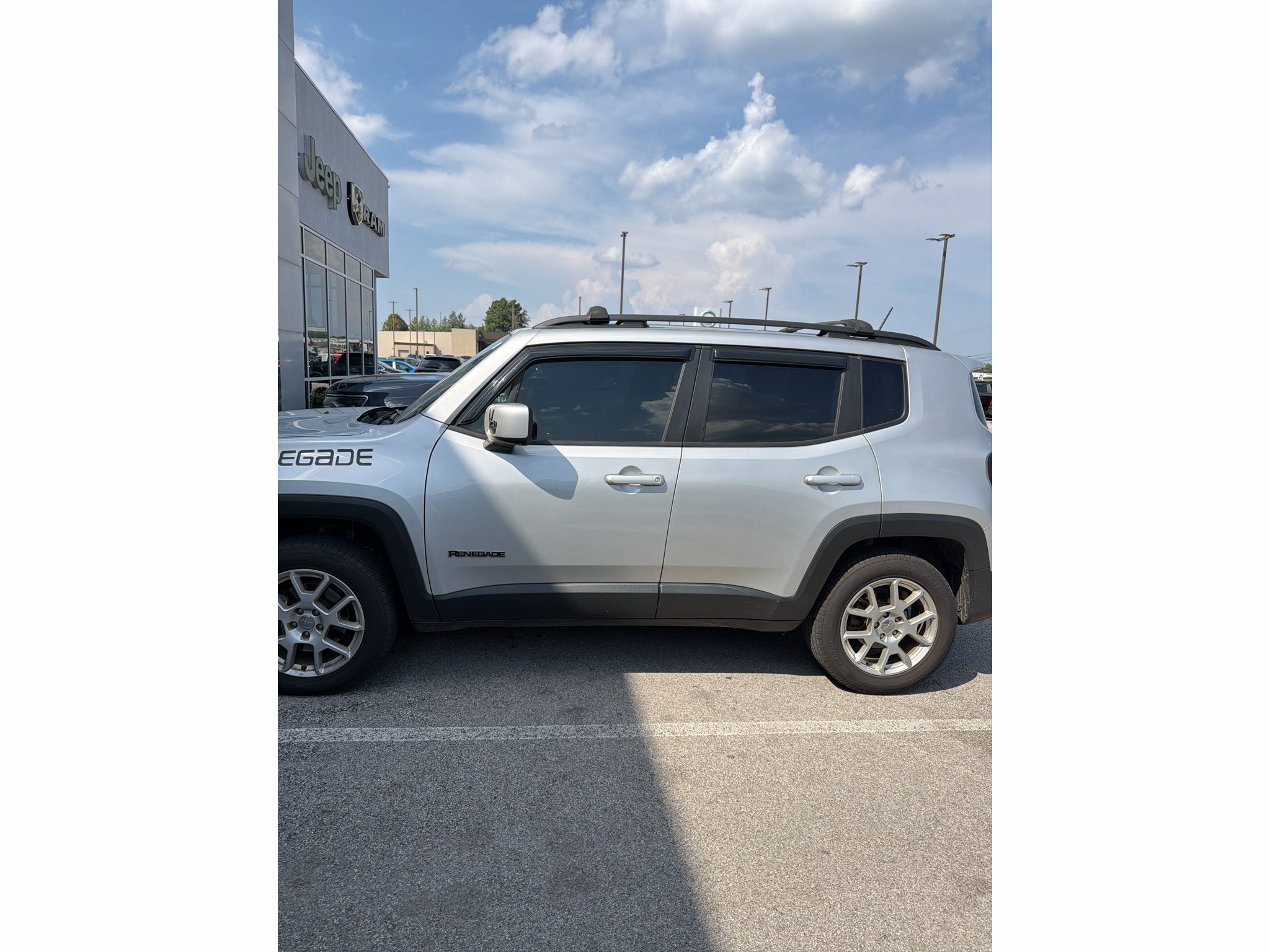 Used 2019 Jeep Renegade Latitude AWD/4WD image 9