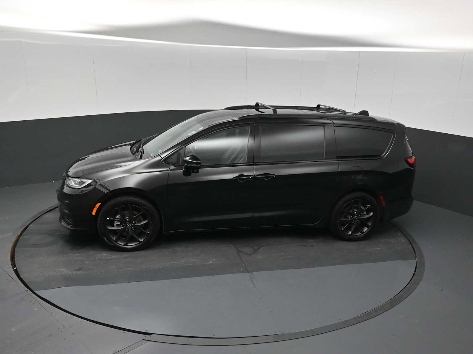Used 2025 Chrysler Pacifica Limited FWD image 13