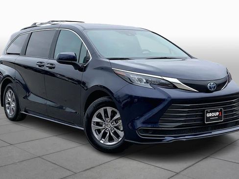 Used 2025 Toyota Sienna LE image 3