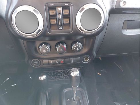 Used 2018 Jeep Wrangler Unlimited Sahara image 15