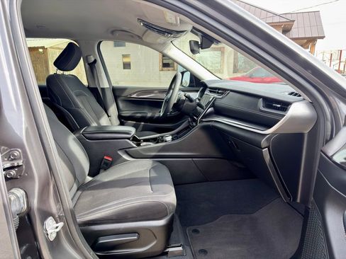 Used 2023 Jeep Grand Cherokee L Laredo image 13