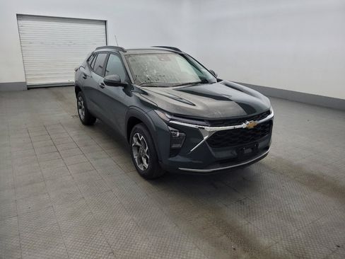 Used 2025 Chevrolet Trax LT FWD image 13