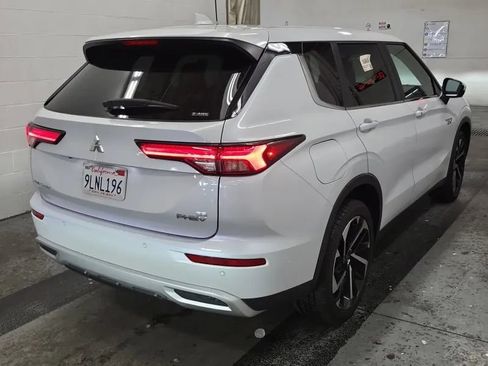 Used 2024 Mitsubishi Outlander 4WD Plug-In Hybrid image 3