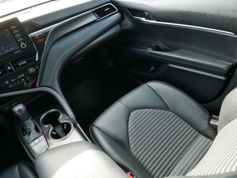 Used 2023 Toyota Camry SE FWD image 11