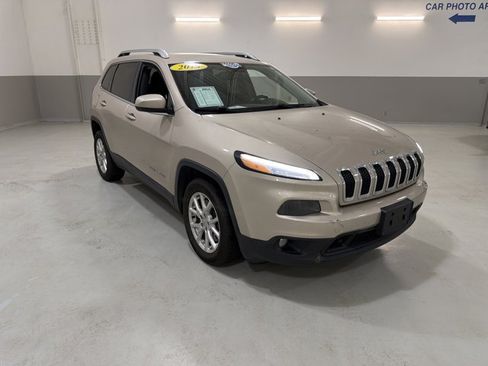 Used 2014 Jeep Cherokee Latitude w/ Cold Weather Group FWD image 4