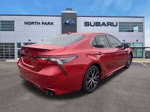 Used 2021 Toyota Camry SE w/ Convenience Package image 3