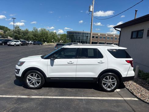 Used 2017 Ford Explorer XLT w/ Equipment Group 202A AWD/4WD image 6