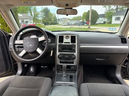 Used 2009 Chrysler 300 LX RWD image 9