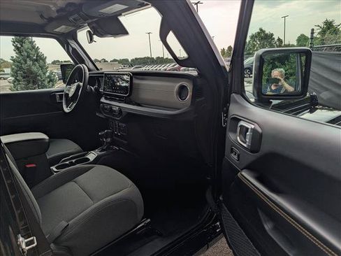 Used 2025 Jeep Wrangler Unlimited Sahara AWD/4WD image 11