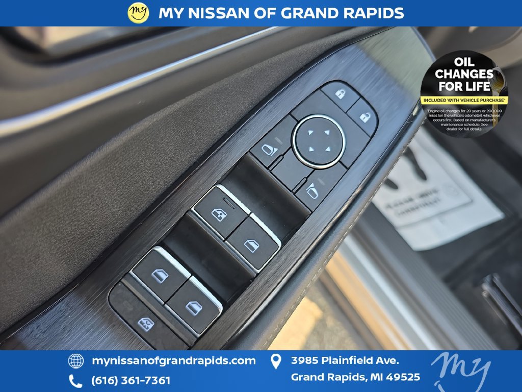 Used 2024 Nissan Rogue Platinum w/ Platinum Premium Package AWD/4WD image 12