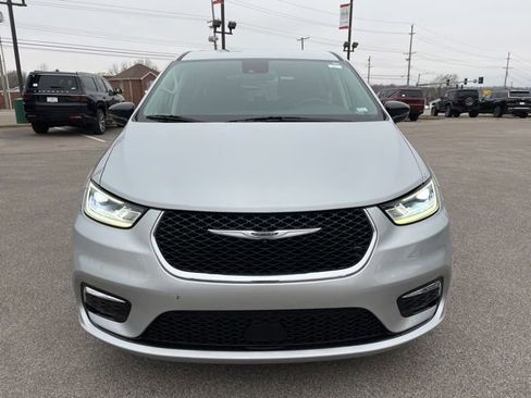 Used 2024 Chrysler Pacifica Touring-L image 8