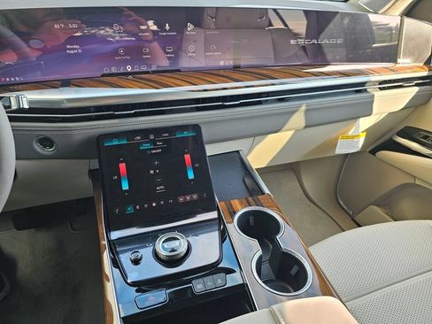 New 2026 Cadillac Escalade Platinum Sport AWD/4WD image 32