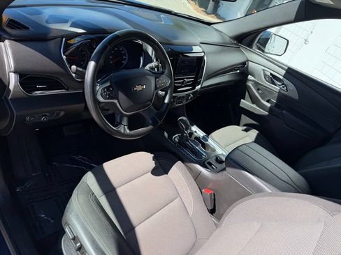 Used 2023 Chevrolet Traverse LT FWD image 2