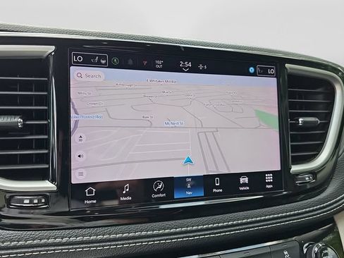 Used 2024 Chrysler Pacifica Limited FWD image 26