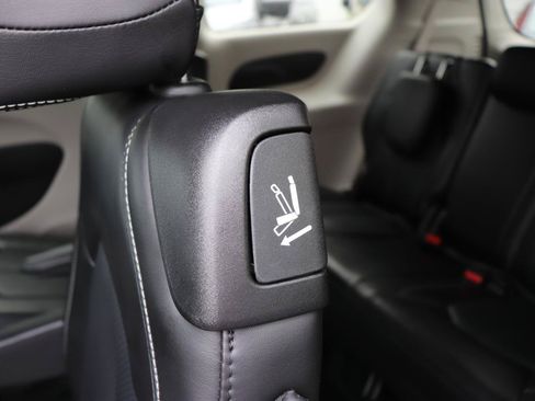 Used 2024 Chrysler Pacifica Touring-L FWD image 30