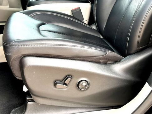 Used 2024 Chrysler Pacifica Touring-L FWD image 12