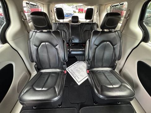 Used 2022 Chrysler Pacifica Touring-L FWD image 15
