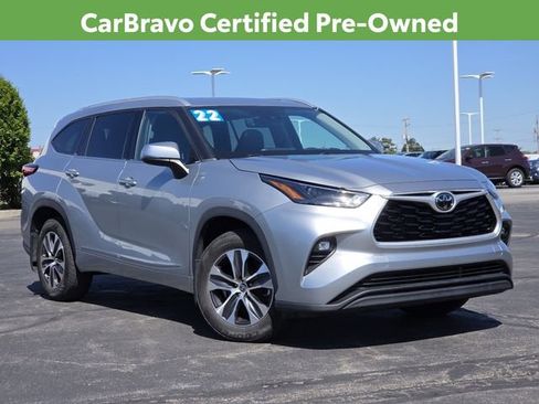 Used 2022 Toyota Highlander XLE AWD/4WD image 2