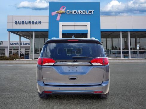 Used 2019 Chrysler Pacifica Touring-L FWD image 6